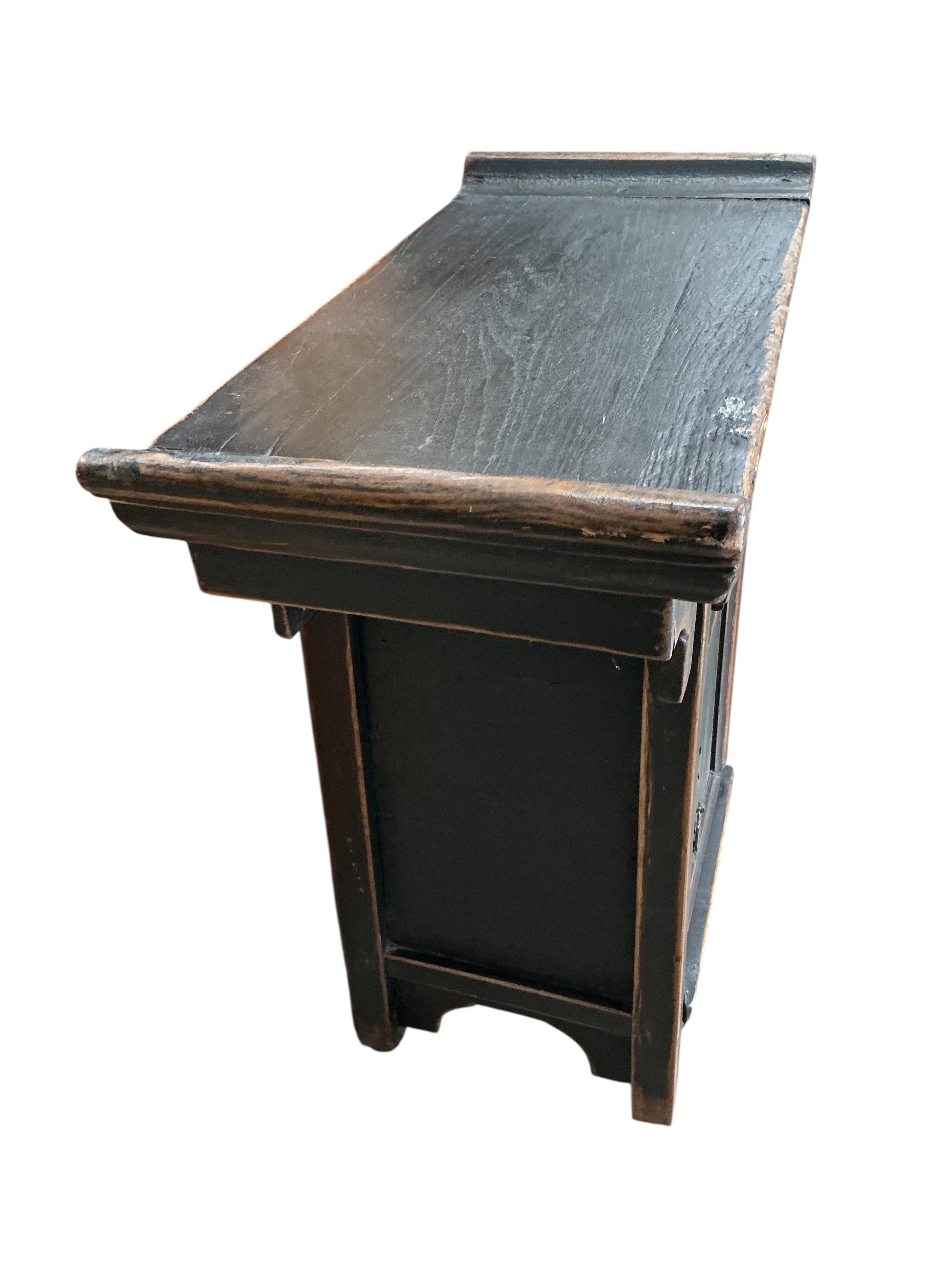 A small Chinese lacquer side cabinet, width 73cm, depth 35cm, height 80cm